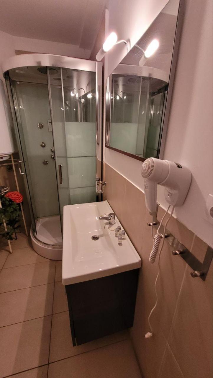 Anastasia Balcescu Apart 4 Self Check In Code From 2Pm Kitchen And Bedroom Bukares Bagian luar foto
